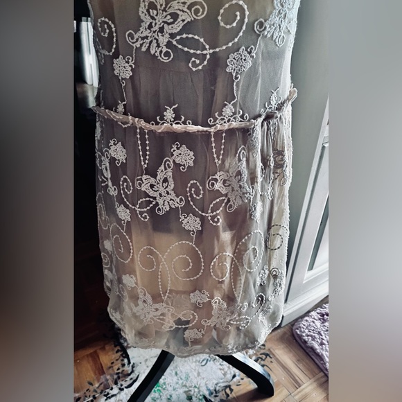 Beautiful lace overlay mini - Picture 4 of 9